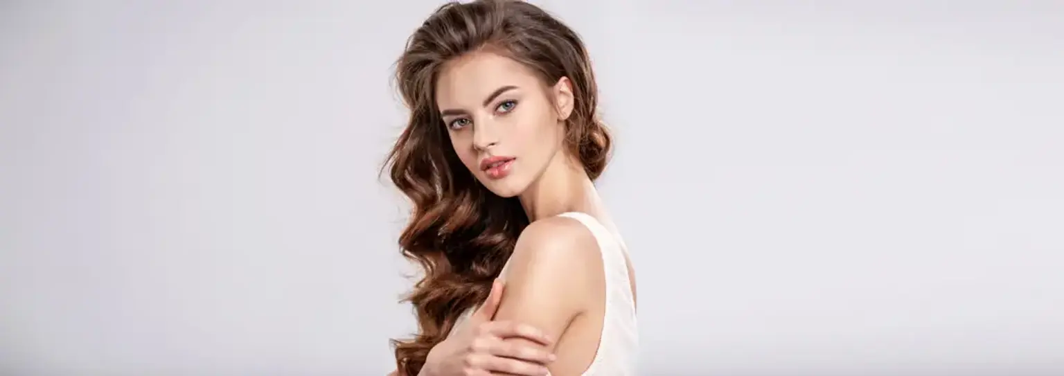 Қысқа юбкадағы ұзын аяқтарымен